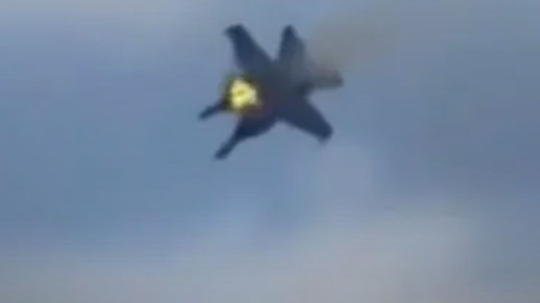 US Air Show Crash: एयर शो में टकराए दो F-18 फाइटर जेट्स