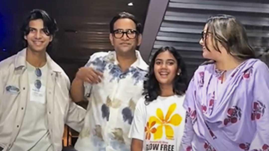 निरहुआ के बच्चे और आम्रपाली दुबे एकसाथ आए नजर
