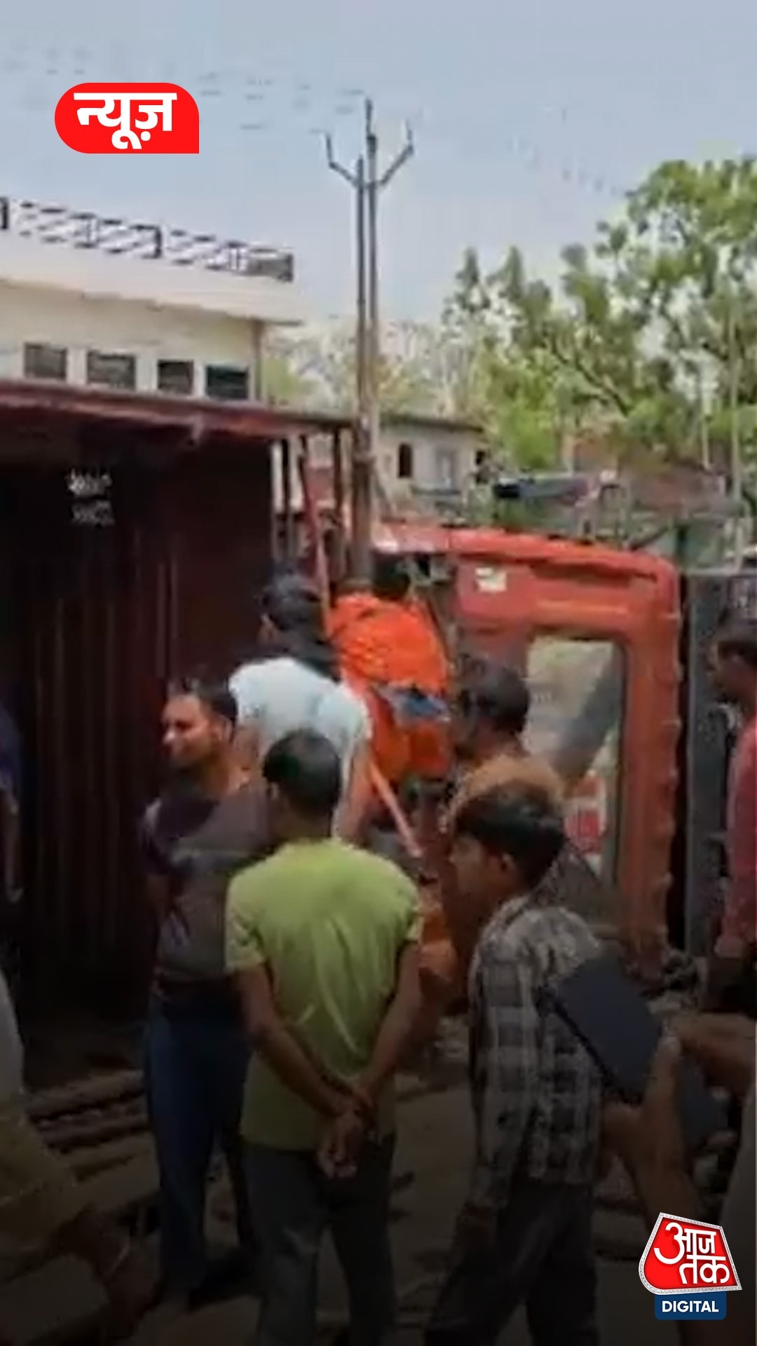 Video: कौशांबी में पलटा ट्रक, बकरियां लूटने की मची होड़