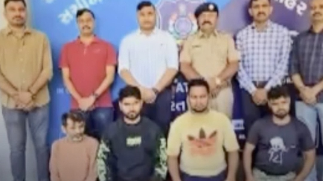 surat gang buys goat with fake currency for bakri eid
