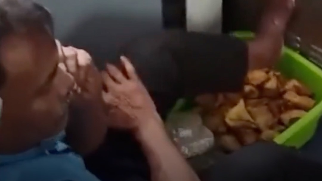 ट्रेन में समोसे पर पैर रखकर बैठा वेंडर, Video वायरल