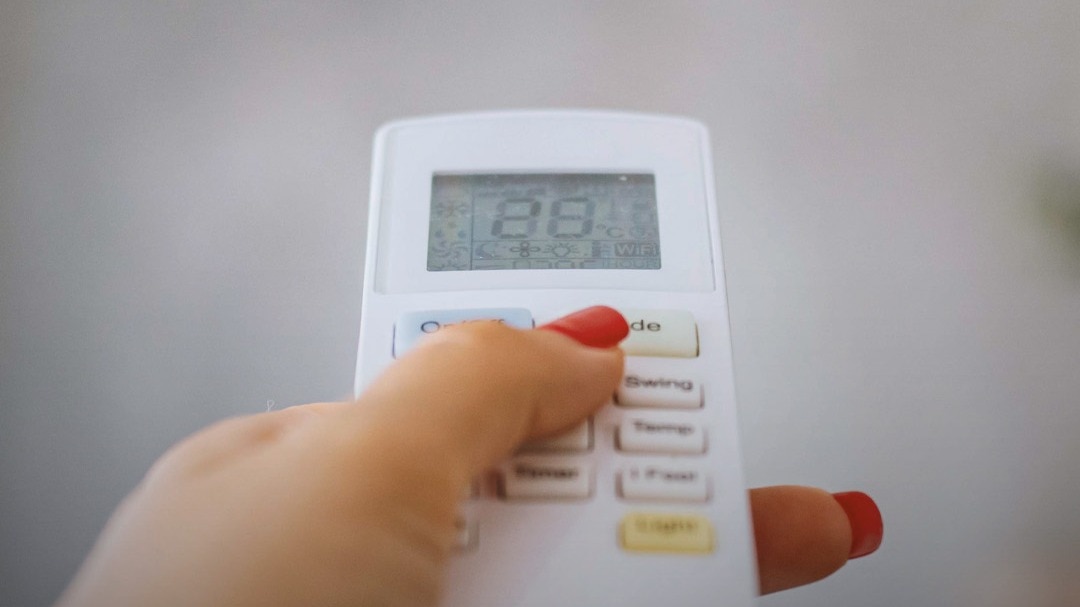 AC Usage Tips: बिजली बचत के लिए कितने पर चलाएं एसी?