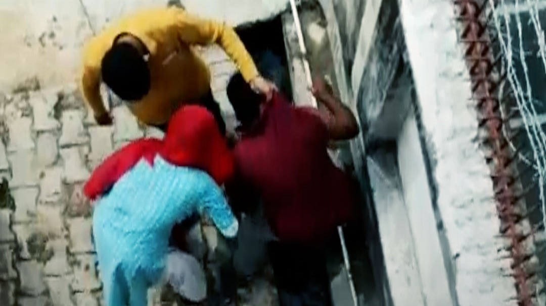 father brutality with 2.5 year old daughter in sultanpur
