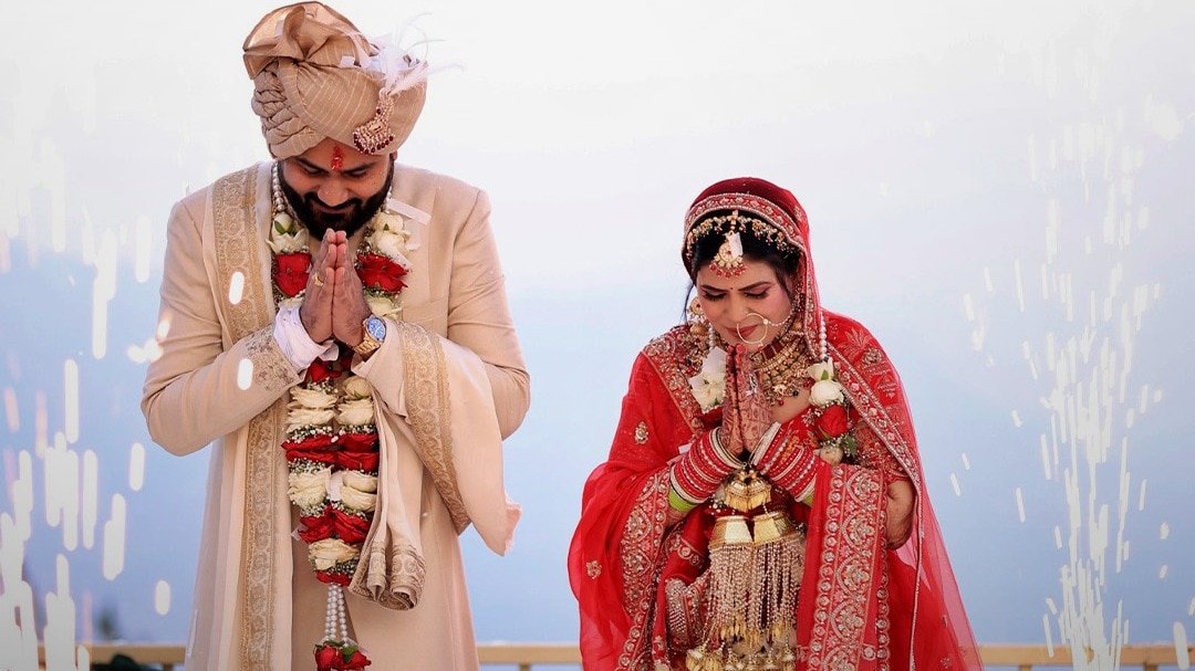 शादी के बाद नौचंदी मेले पहुंचे मोनिका और गौरव