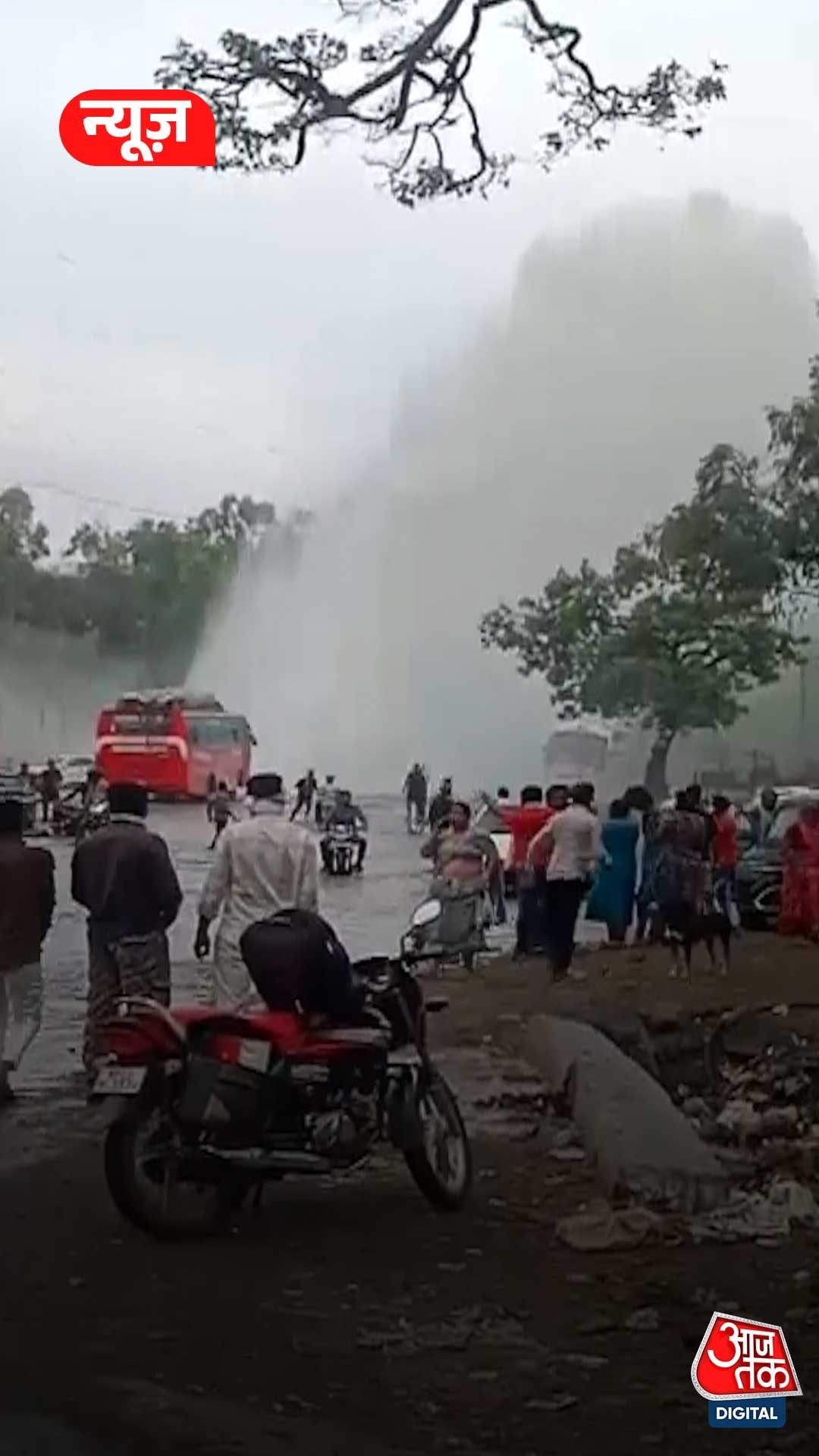 इंदौर में नर्मदा पाइपलाइन फटने से बर्बाद हुआ लाखों लीटर पानी