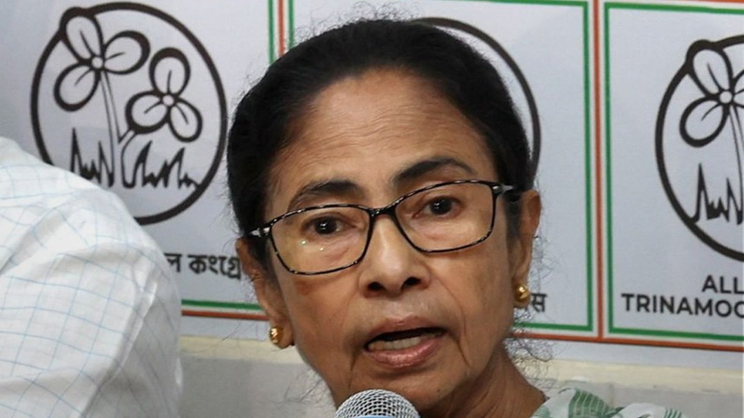 कोलकाता में धरने पर बैठीं ममता: शामिल हुए सिर्फ 8 विधायक