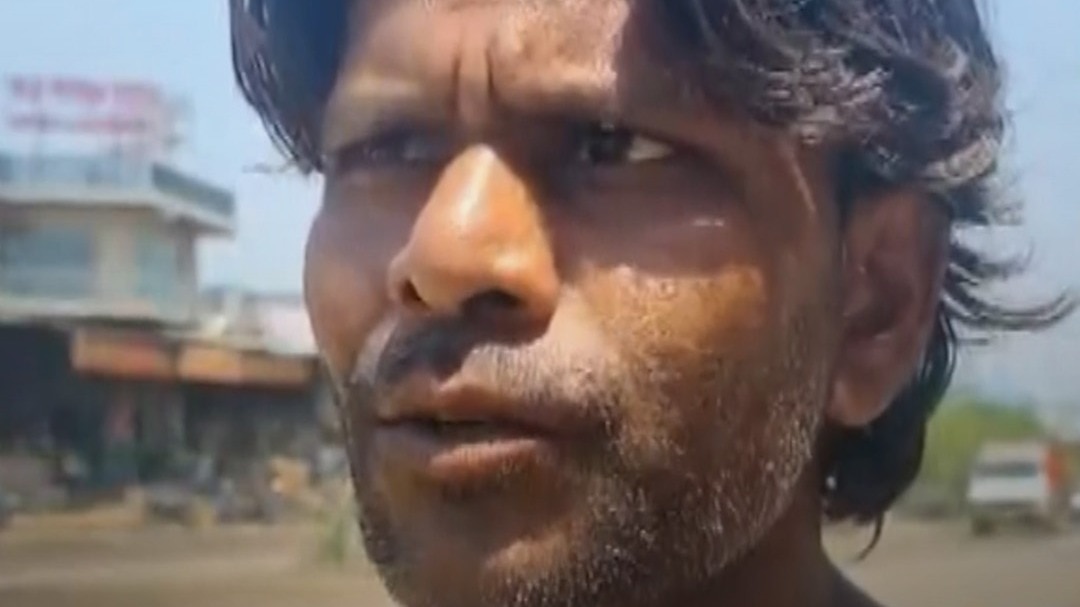 सफाई कर्मचारी बोला- सैलरी मांगने पर मुझे लात मारी