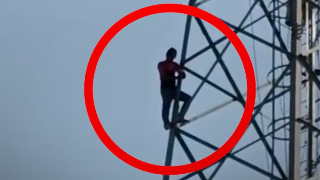 Girlfriend से शादी की जिद, टावर पर चढ़ा बॉयफ्रेंड