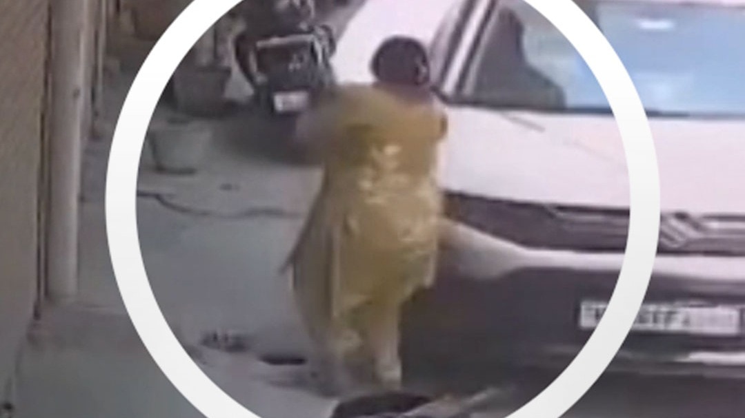 महिला को कार ने मारी टक्कर, CCTV में कैद हादसा