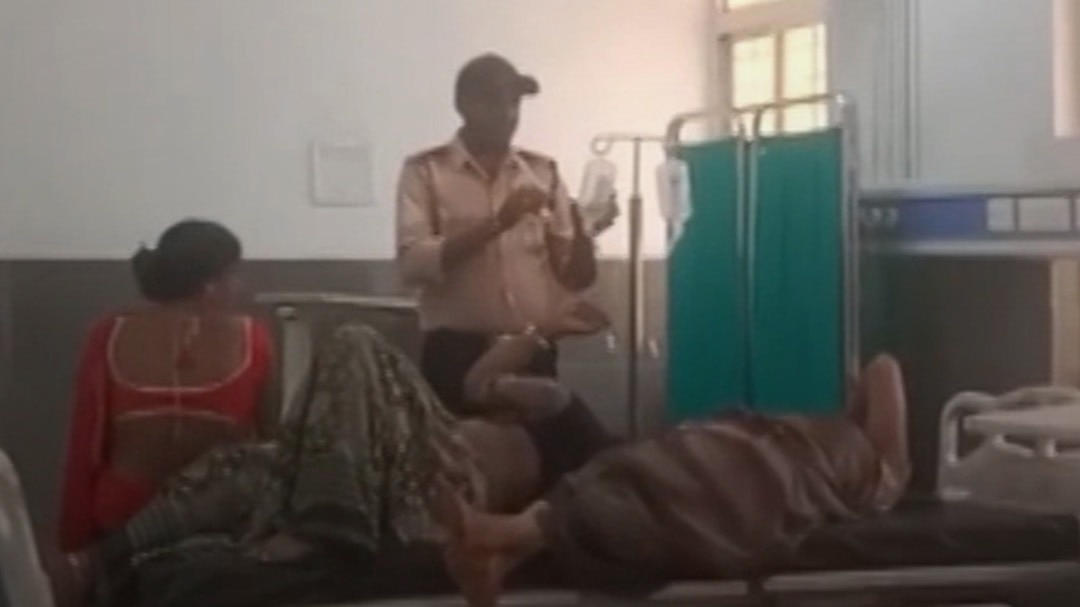 Viral Video: अस्पताल में सिक्योरिटी गार्ड बना ‘डॉक्टर’