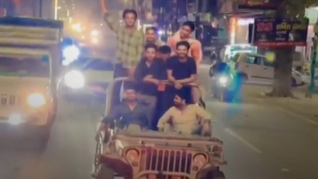Viral Video: सड़क पर स्टंटबाजी, पुलिस ने दबोचा