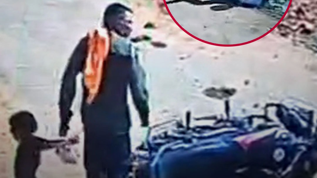 फिसली बाइक, बुजुर्ग और बच्चे की जान बाल-बाल बची