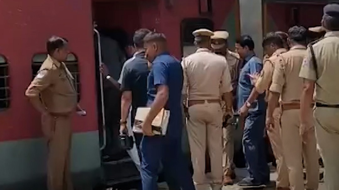 Viral Video: यात्री ने ट्रेन में फैलाई बम की दहशत