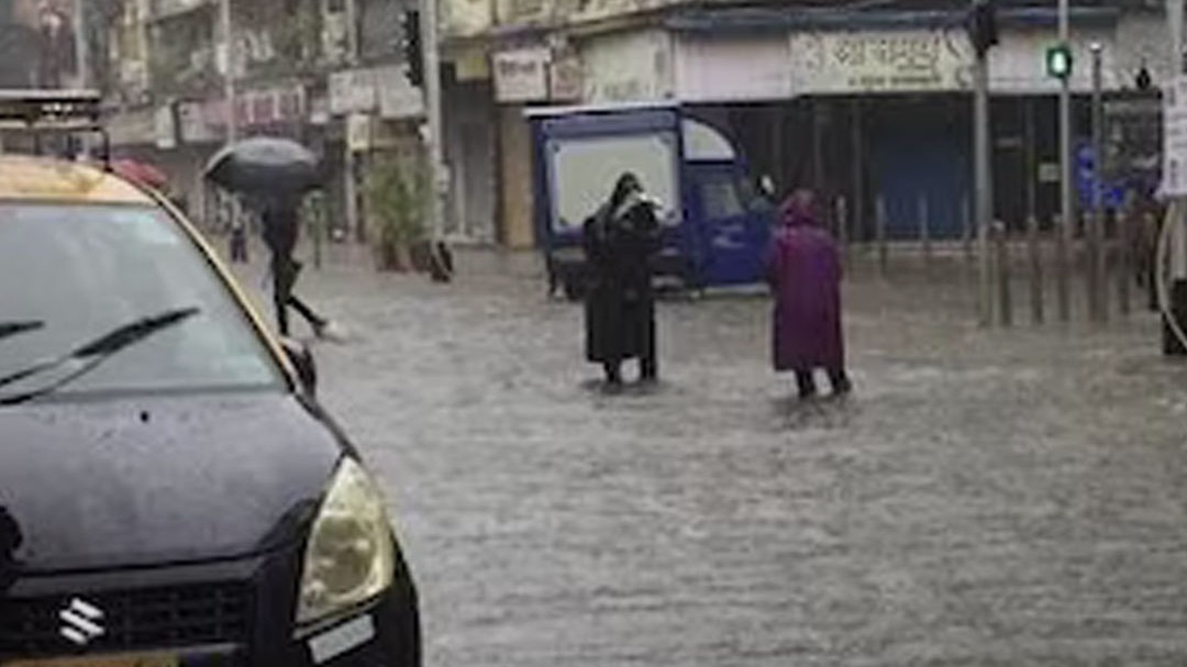 Monsoon arrives in Mumbai 