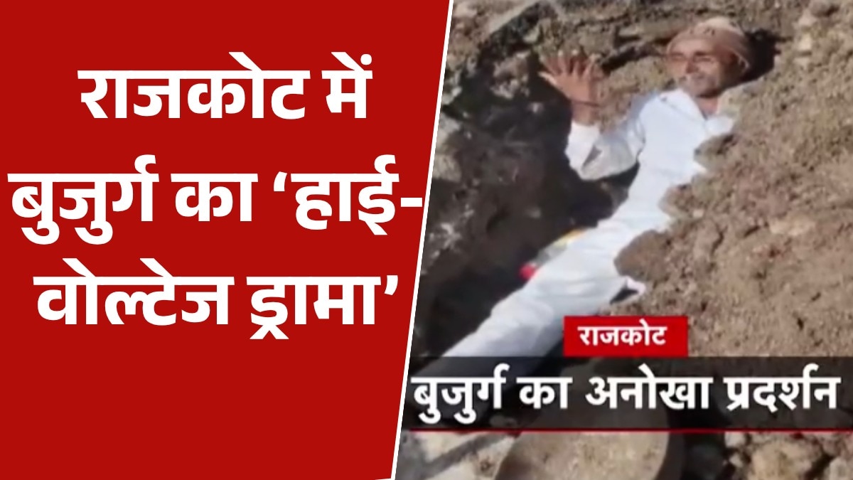 gujarat olderly man man protest in pothole 