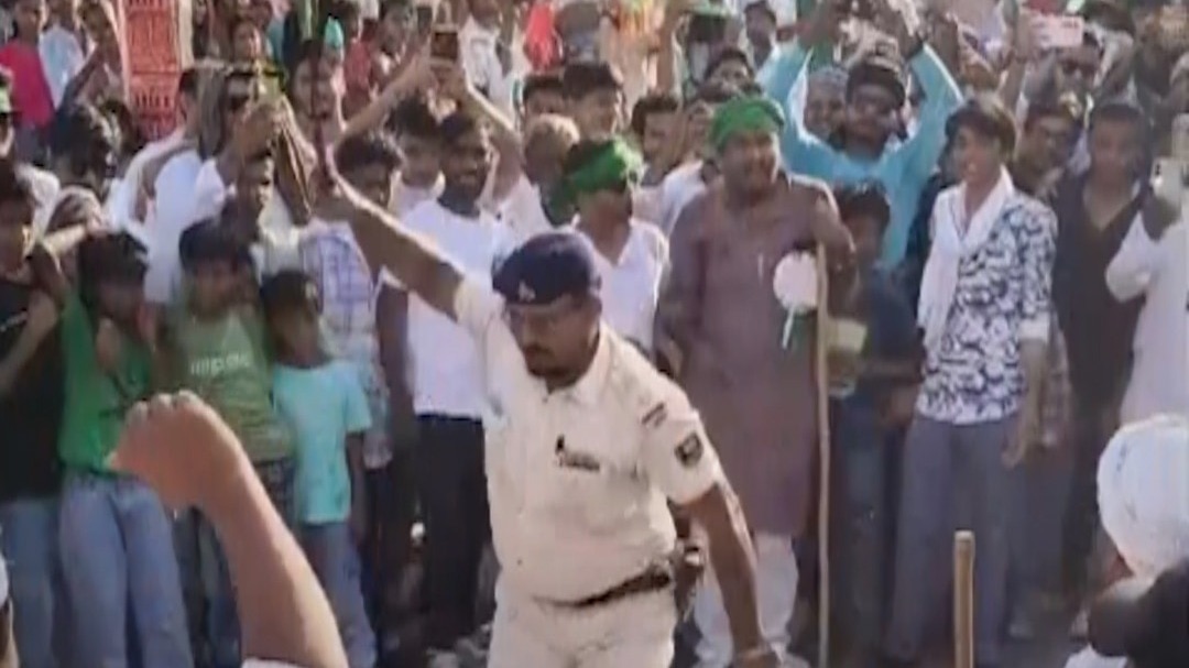 police sword viral video