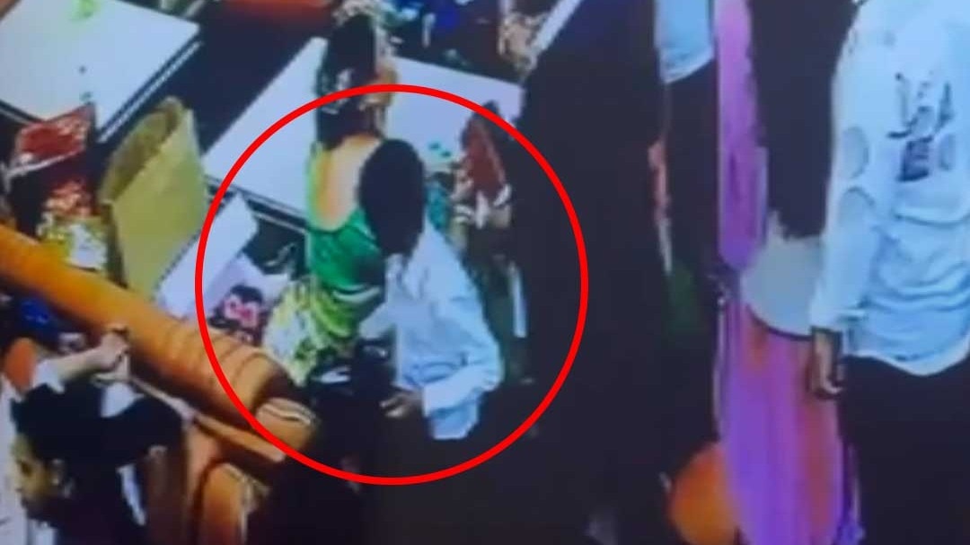 Cash and Jewelry Bag Theft Viral CCTV Video