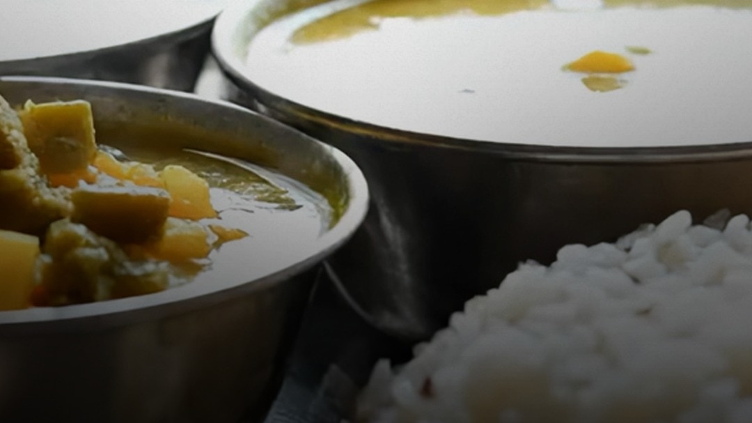 भोजन के बाद थाली में हाथ धोना क्यों माना जाता अशुभ?