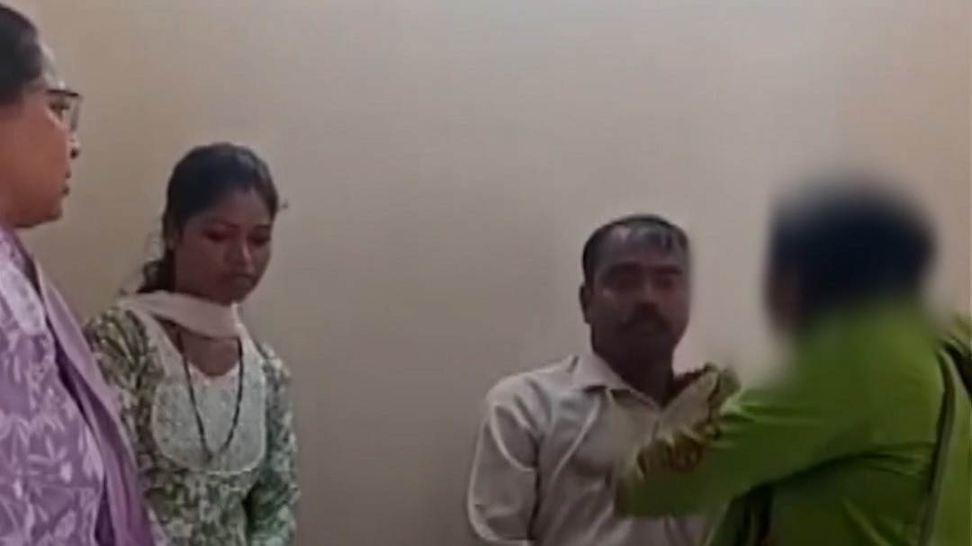कॉलेज में प्रोफेसर का कॉलर पकड़कर लड़की ने मारे थप्पड़