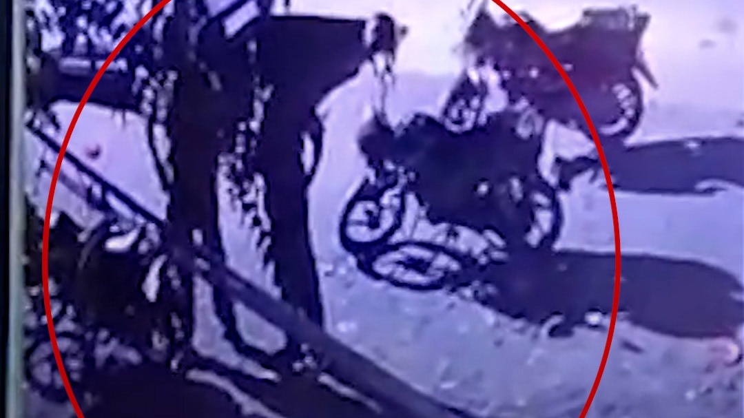 शराब न मिलने पर बिजली काटने का आरोप, CCTV वीडियो वायरल