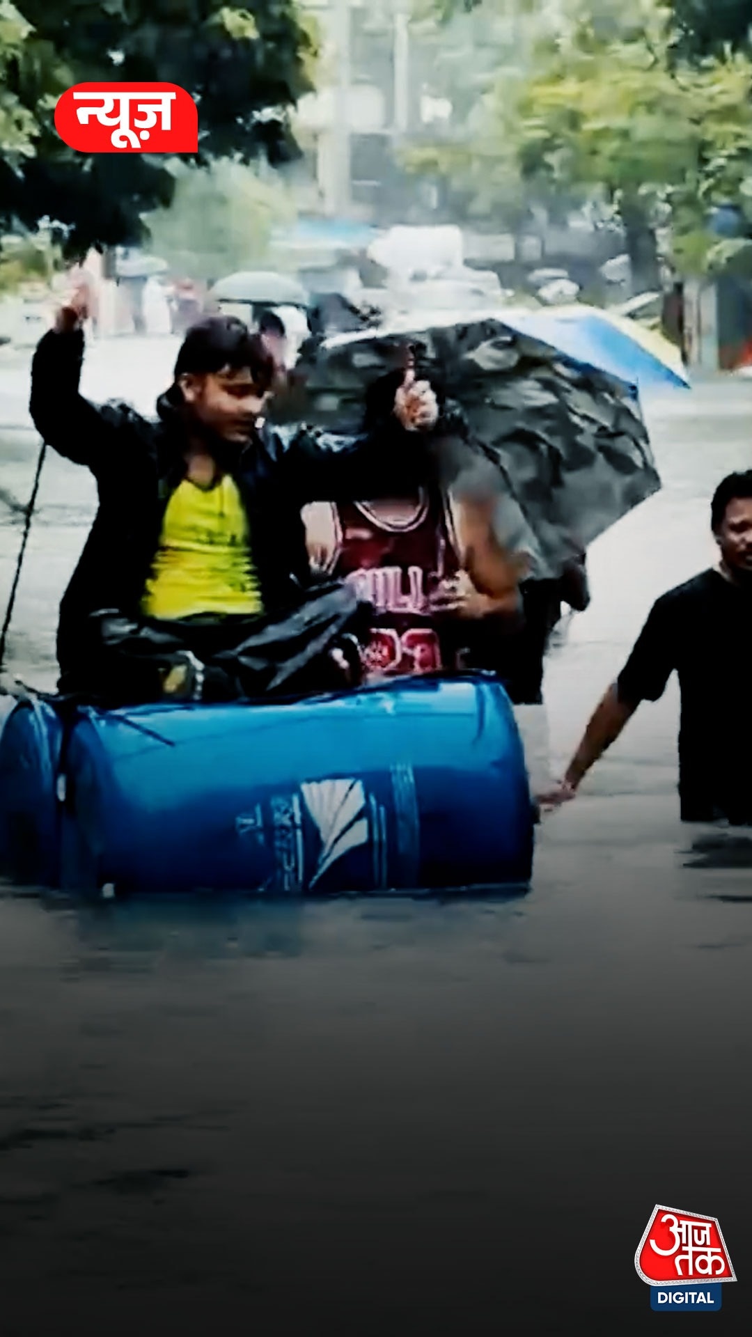 Mumbai Rains Updates: मुंबई में बारिश का कहर, सड़क और रेल सेवा पर बुरा असर