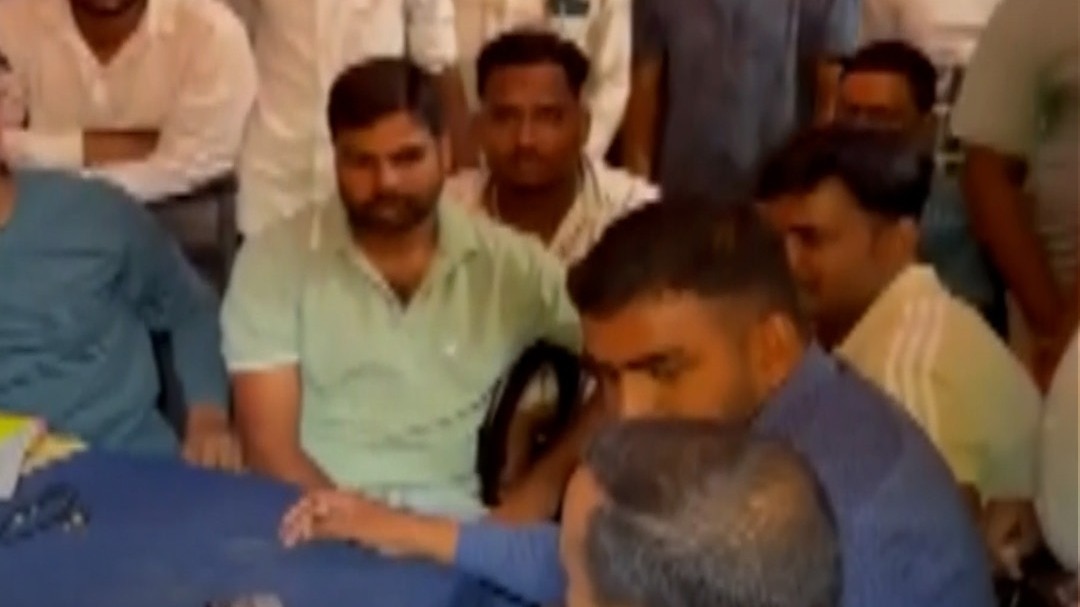 शिक्षक पर कलावा उतरवाने का आरोप, जांच शुरू