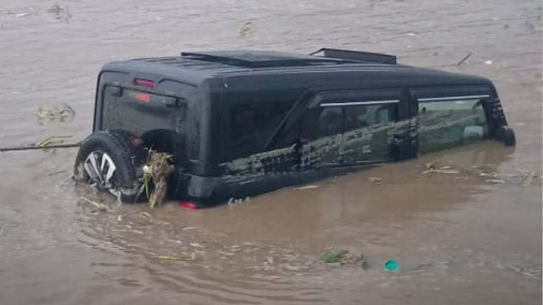 6a50ca8cbb711-thar-in-ganga-stuck-with-off-roading-stunt-103343559-16x9.jpg