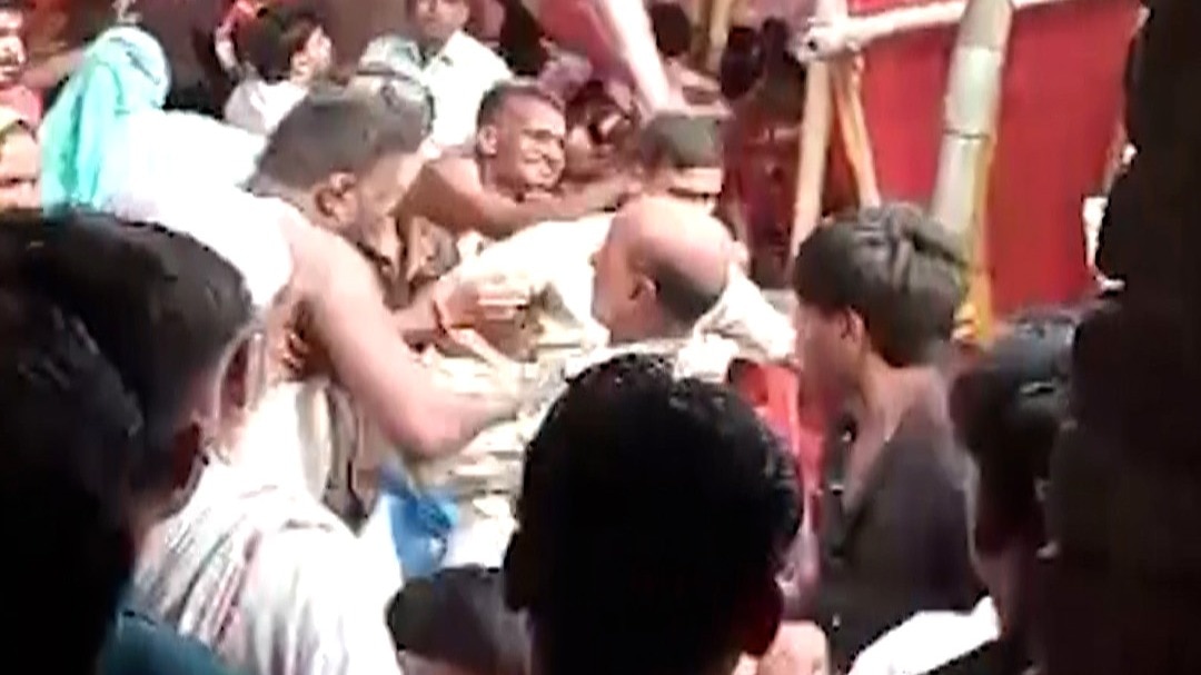 निकाह के भोज में मटन की जगह चिकन परोसने पर चले लाठी-डंडे!