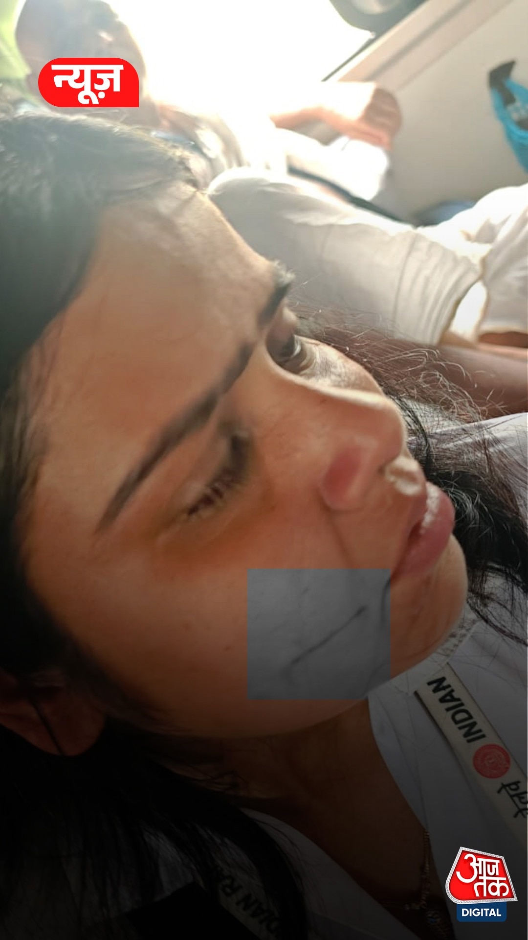 टिकट मांगने पर महिला TTE से मारपीट, चलती ट्रेन का VIDEO वायरल