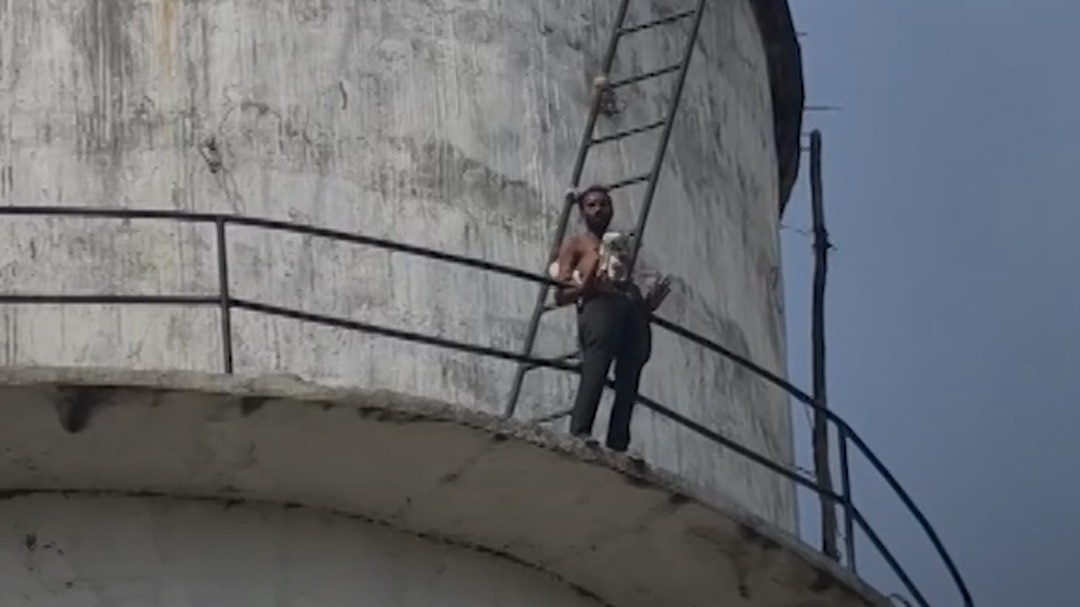 sheopur man climbs water tank