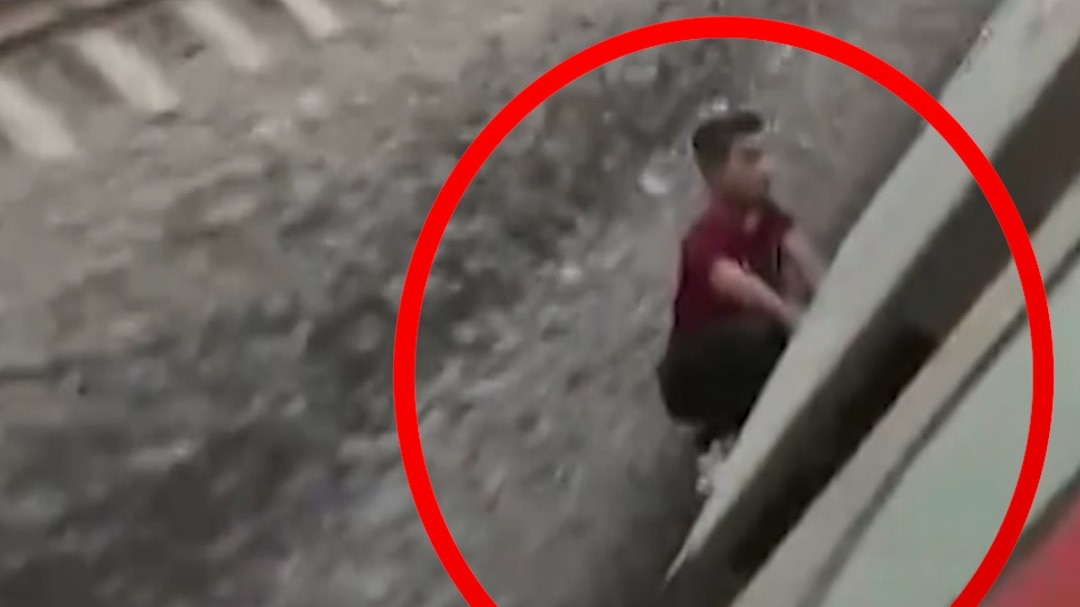  mobile thief from moving train