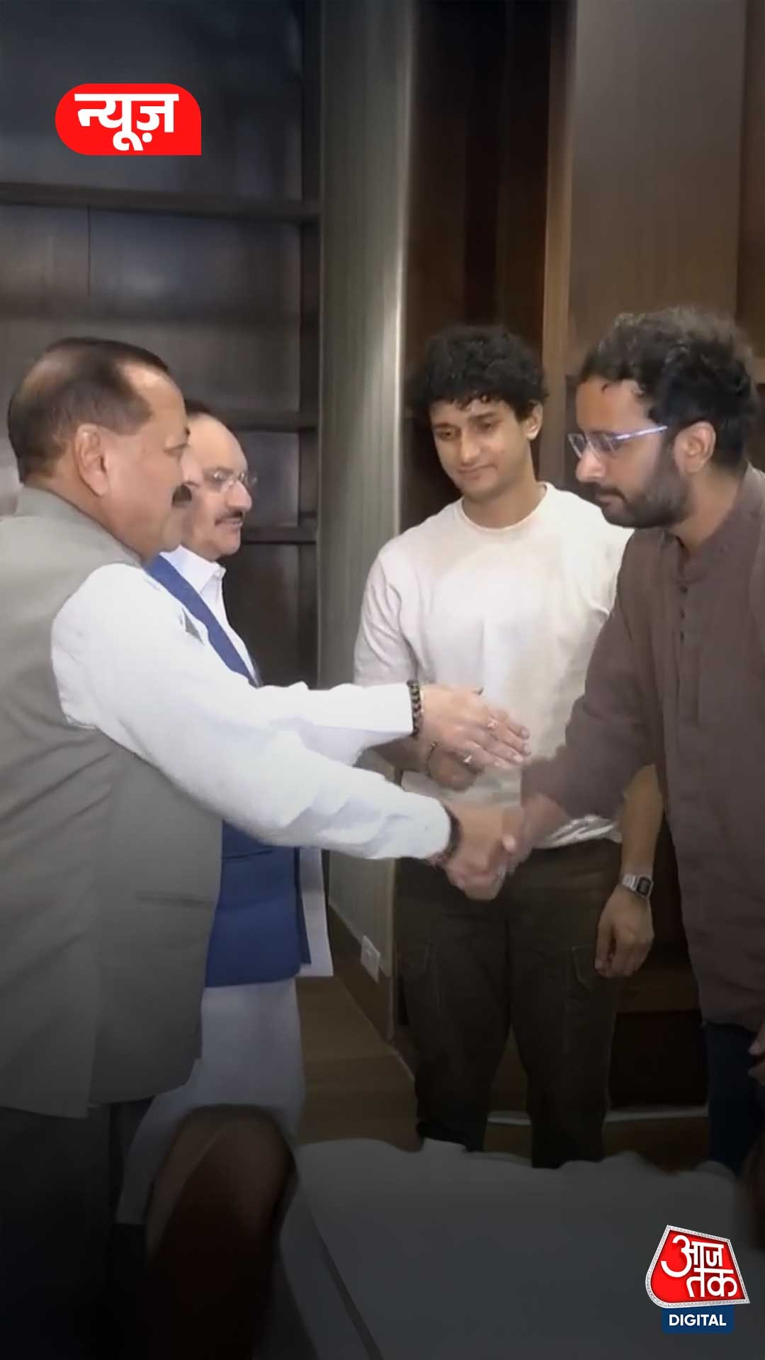 कॉकरोच जनता पार्टी और जेपी नड्डा की मुलाकात का ये सीन मिस किया आपने?
