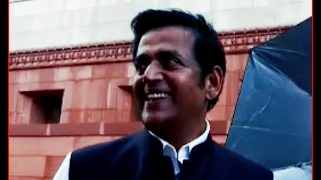 Ravi Kishan चुप रहे... फिर भी बनी Meme!