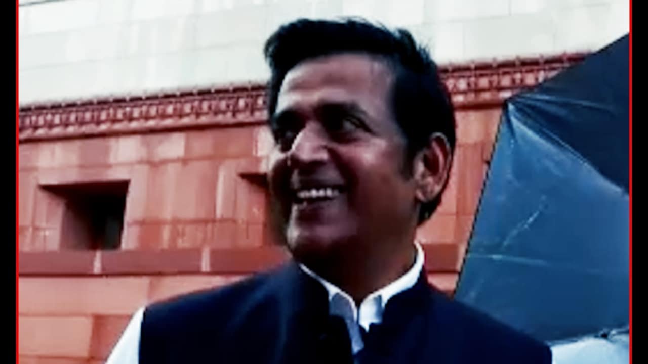 Ravi Kishan चुप रहे... फिर भी बनी Meme!