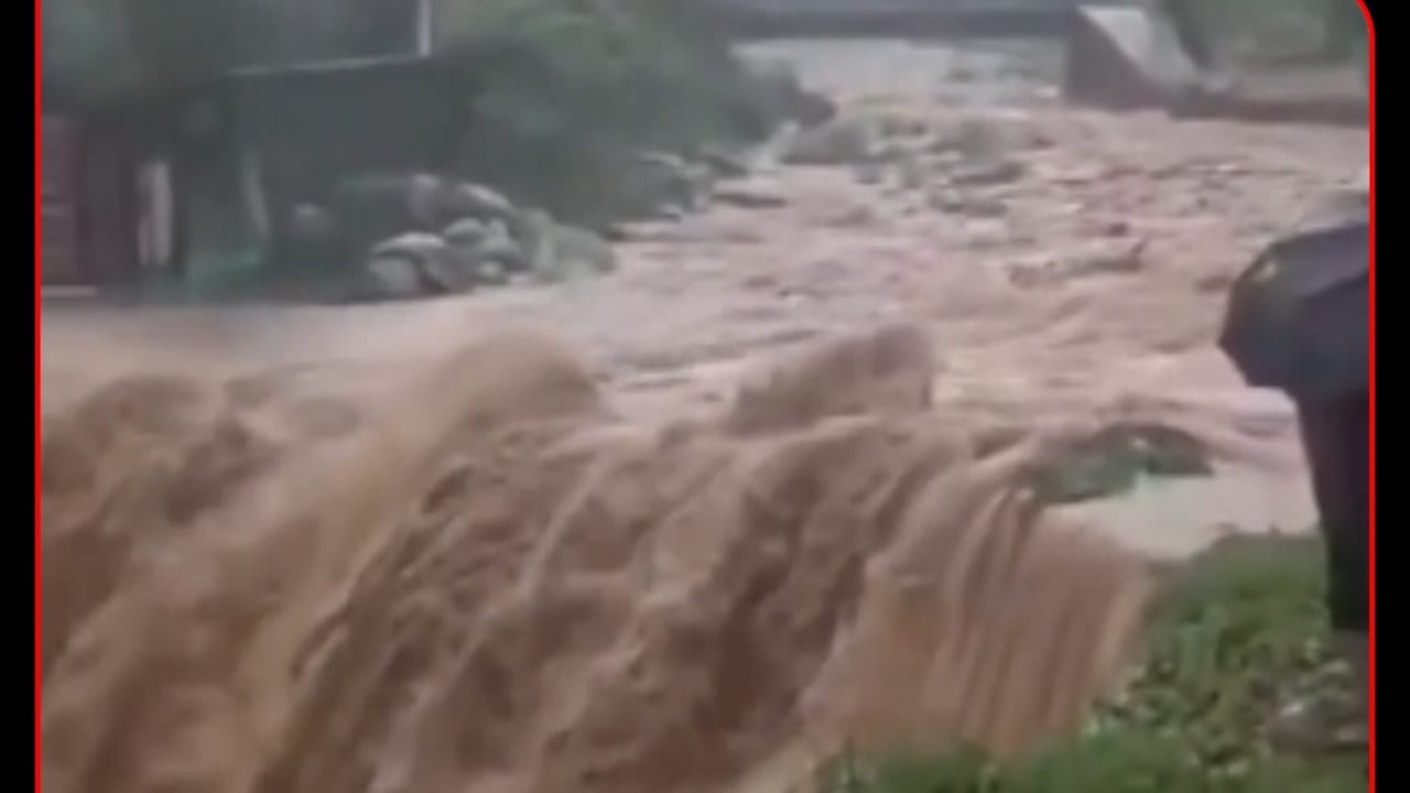 बागेश्वर में मकान गिरा, सड़कें बंद, जानें कहां-क्या हुआ