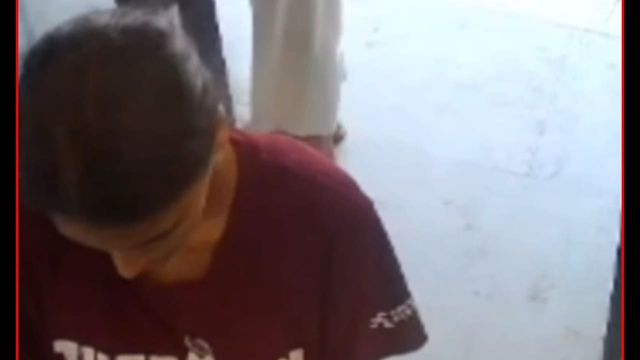 बाइक से आईं 2 लड़कियां, ATM में घुसकर की चोरी की कोशिश