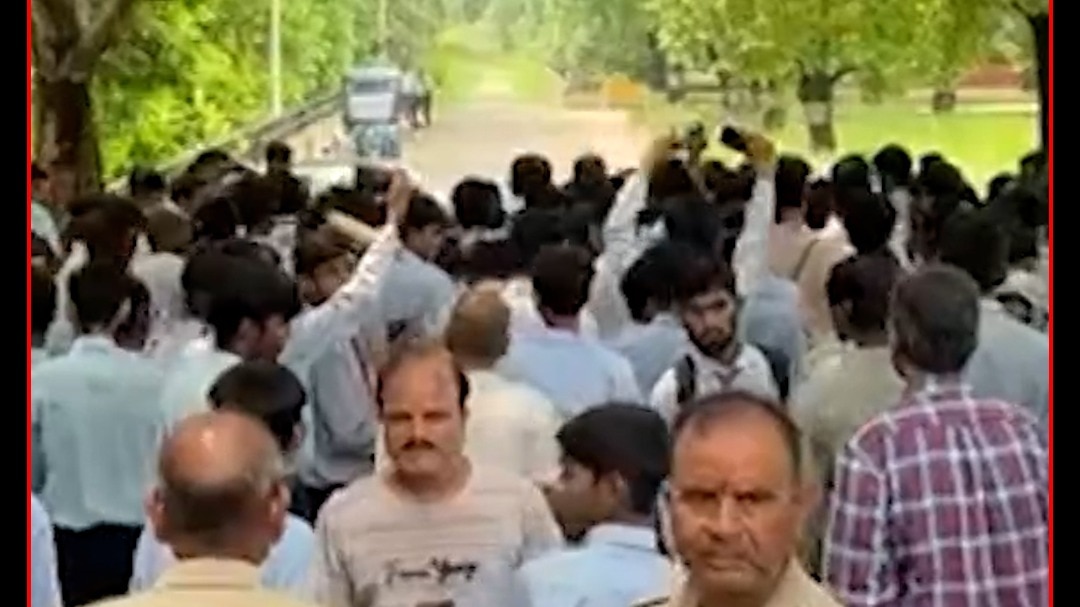lucknow school students protest