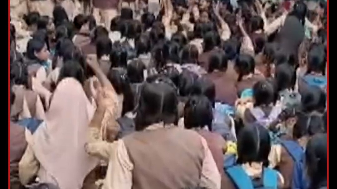 ujjain 800 girl students protest