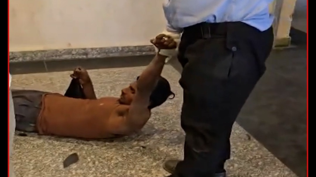 पटना के DMCH में टूटे पैर के साथ जमीन पर घसीटा गया मरीज, प्रशासन में मचा हड़कंप