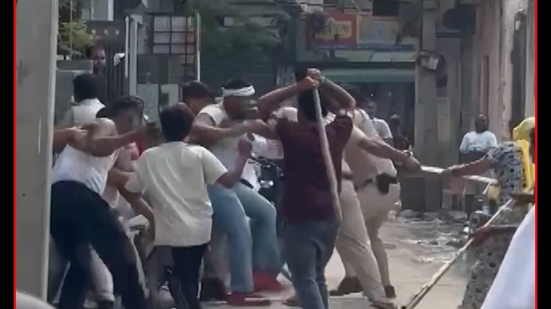 delhi bhalswa dairy mob attacks police