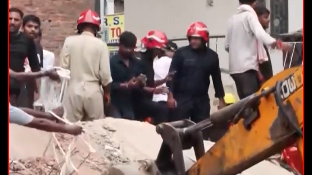 delhi satya niketan building collapse 