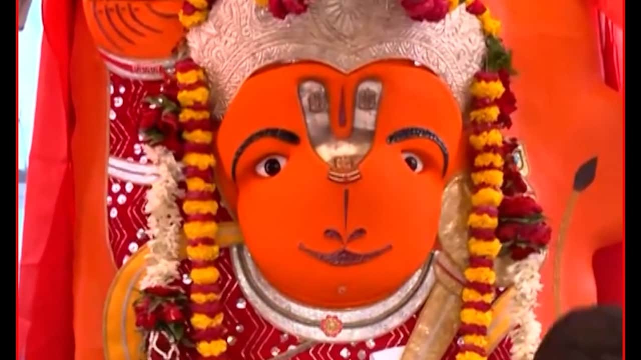 Ujjain Hanuman Mandir: उज्जैन के खड़े हनुमान जी की प्रतिमा टस से मस नहीं हुई, मंदिर टूट गया लेकिन नहीं हिली मूर्ति 5 6aa03c26c46a4 ujjain hanuman statue controversy 084729397