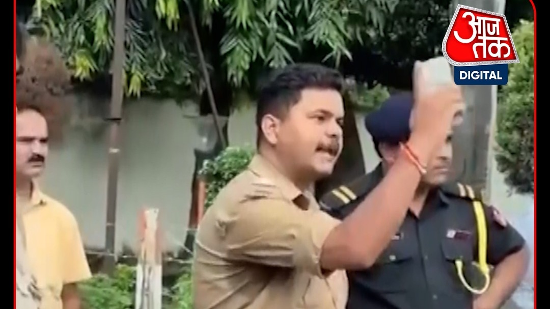 gorakhpur university police student protest viral 