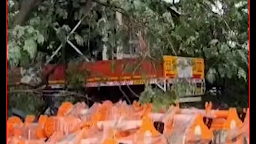 banda heavy rain tree falls on cng 