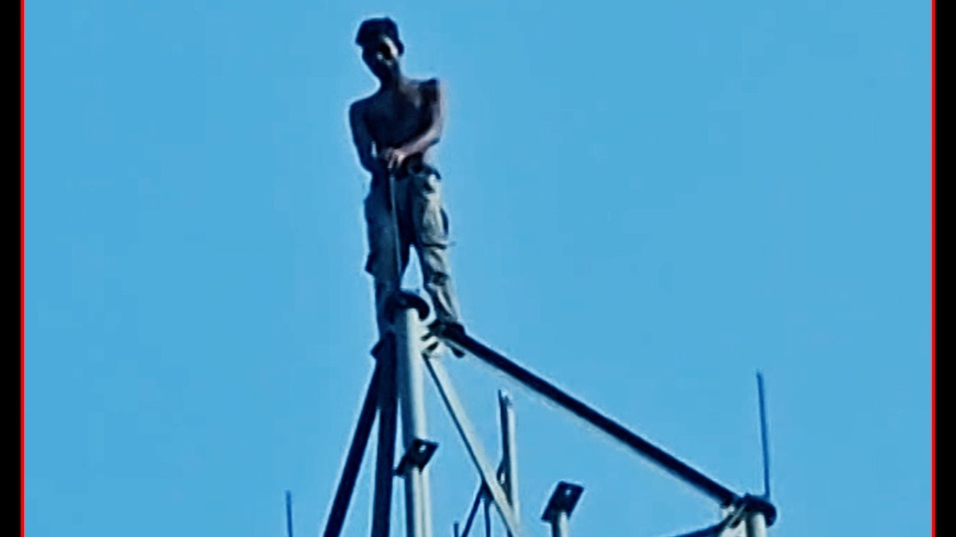 hapur man climbs 80 foot jio tower