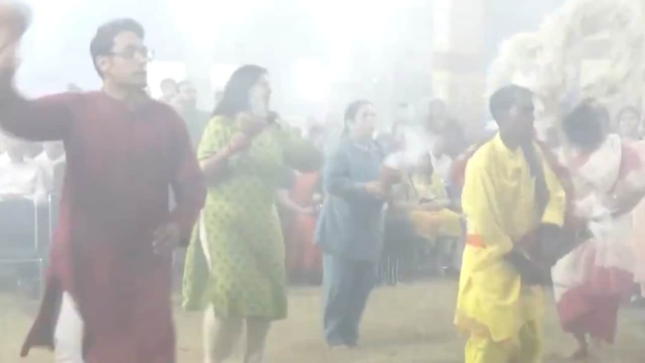 विजयदशमी पर दुर्गा पंडाल पहुंचे प्रदीप भंडारी, किया धुनुची नृत्य
