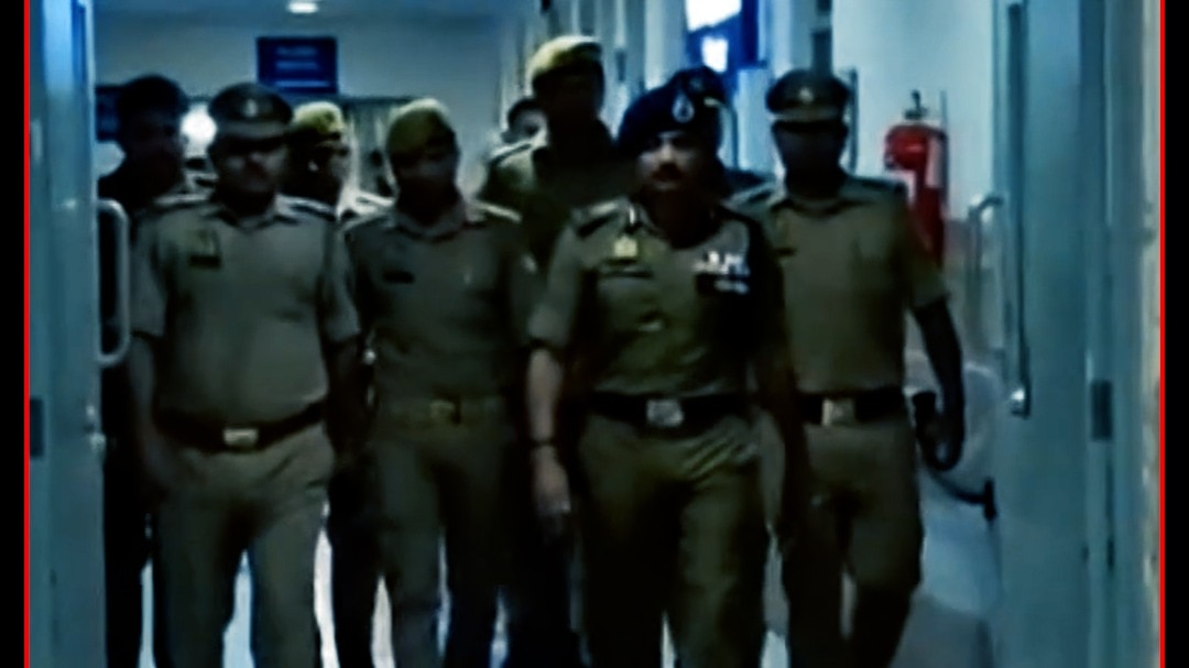UP में पुलिस पर हुई फायरिंग, कानून-व्यवस्था पर उठे सवाल!