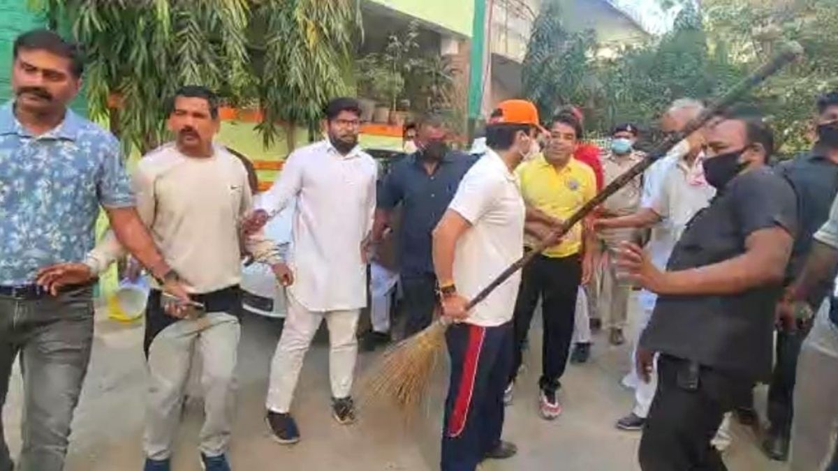 केंद्रीय मंत्री ज्योतिरादित्य सिंधिया ने वार्ड की गलियों में की सफाई. (Photo: Aajtak)