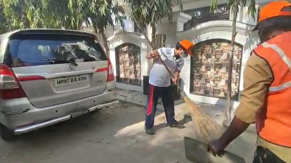 केंद्रीय मंत्री ज्योतिरादित्य सिंधिया ने वार्ड की गलियों में की सफाई. (Photo: Aajtak)