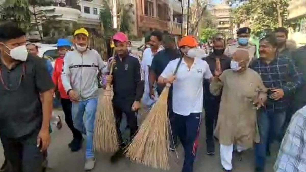 केंद्रीय मंत्री ज्योतिरादित्य सिंधिया ने वार्ड की गलियों में की सफाई. (Photo: Aajtak)